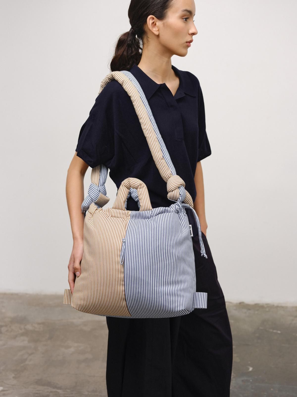 올랜드 소프트 스트라이프 테크니컬 나일론 호보백 Ona 54713595068751 COTTON BLUE + BROWN STRIPE - 상세 이미지 3