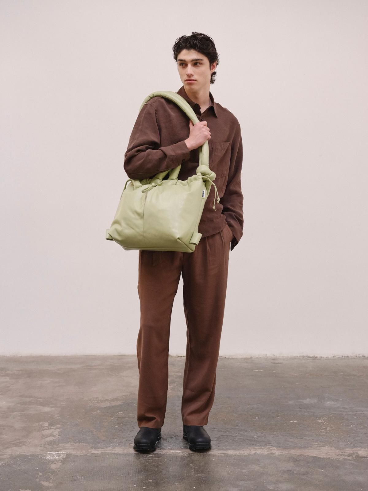올랜드 테크니컬 소프트 비건레더 토트백 Ona Vegan Leather 54280766193999 MATCHA - 상세 이미지 4