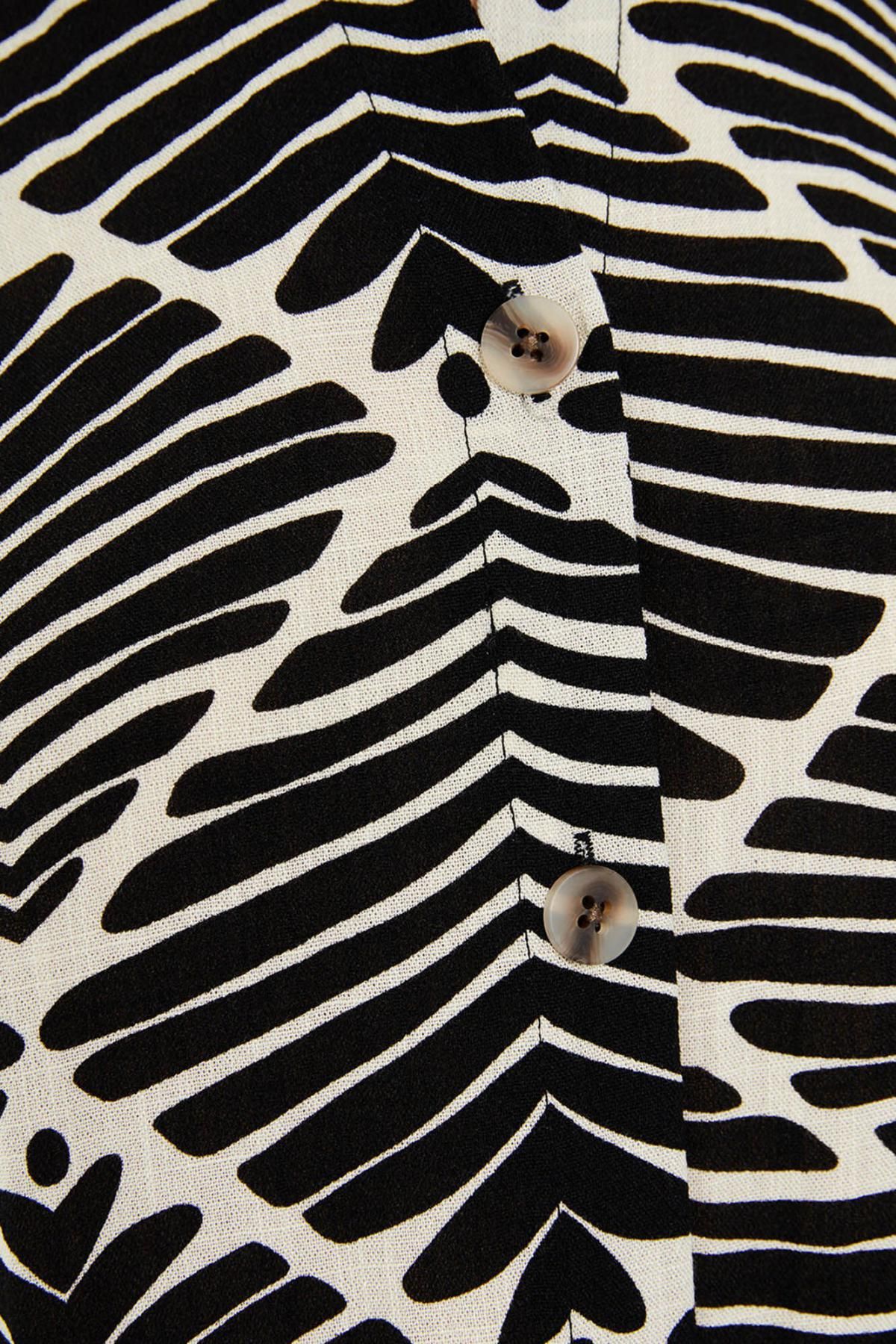 시스템액션 오버사이즈 지오메트릭 패턴 브이넥 셔츠 5009602 NEGRO - 상세 이미지 4