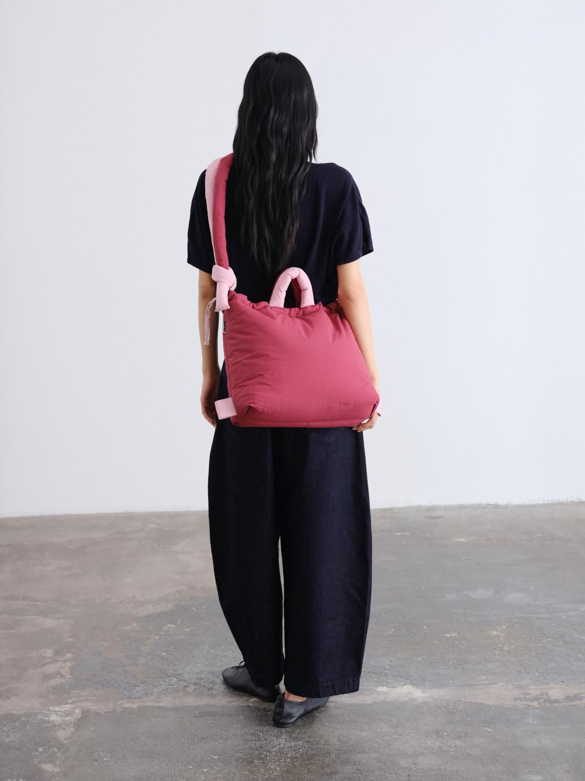 올랜드 소프트 테크니컬 나일론 투톤 호보백 55780076323151 COLOR COMBO CHERRY RED + PALE PINK - 상세 이미지 5