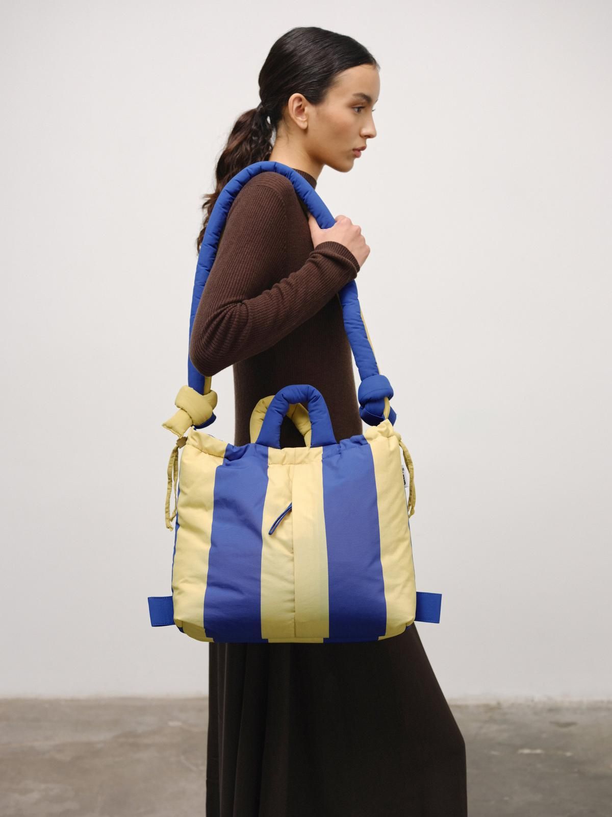 올랜드 스트라이프 소프트 테크니컬 나일론 빅 사이즈 토트백 Ona 54713578455375 COBALT + LIME STRIPE - 상세 이미지 3