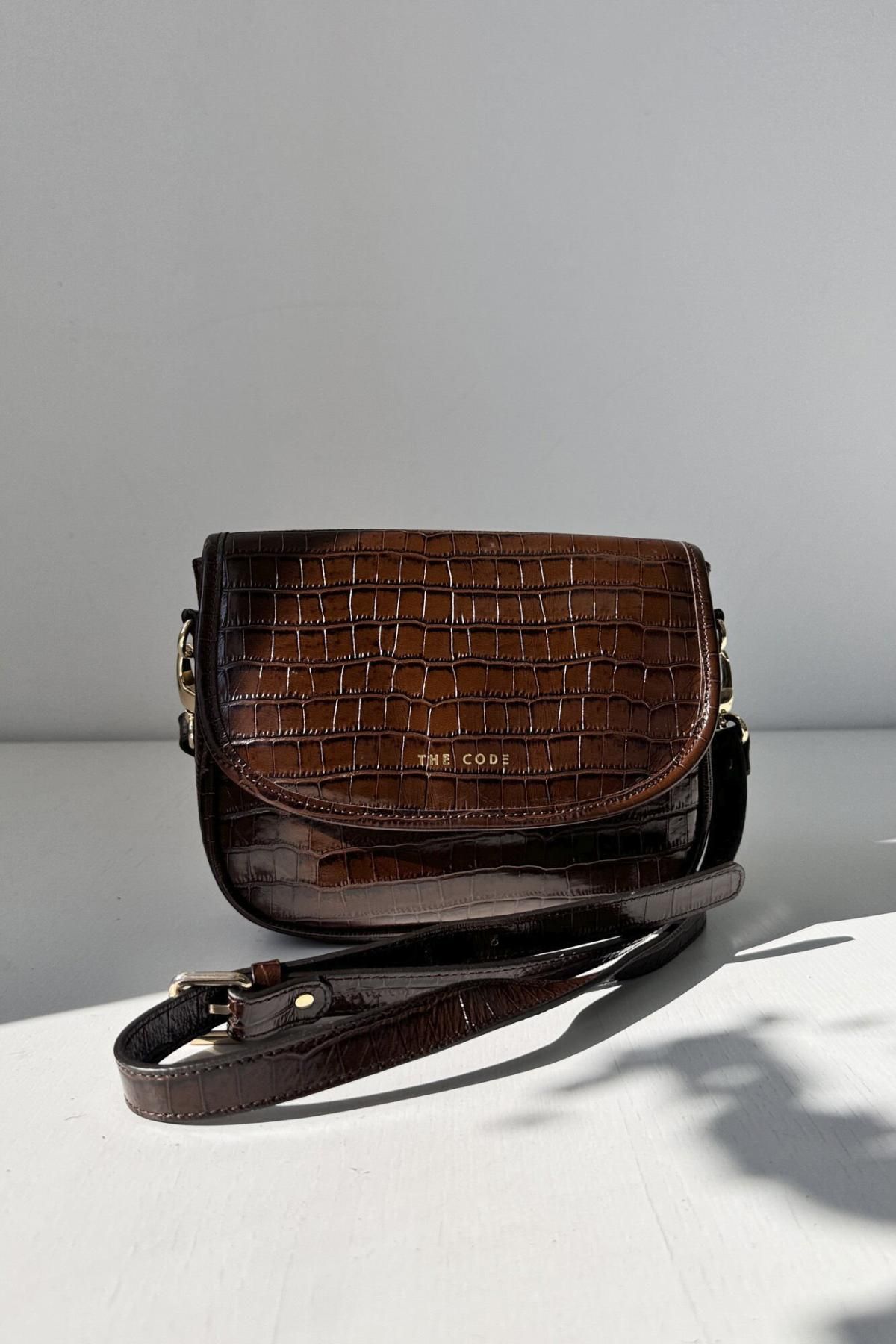 더코드 크로커 엠보 가죽 베이직 크로스백 브라운 Bandolera Claudia Chocolate 5510668 MARRON OSCURO - 메인 이미지