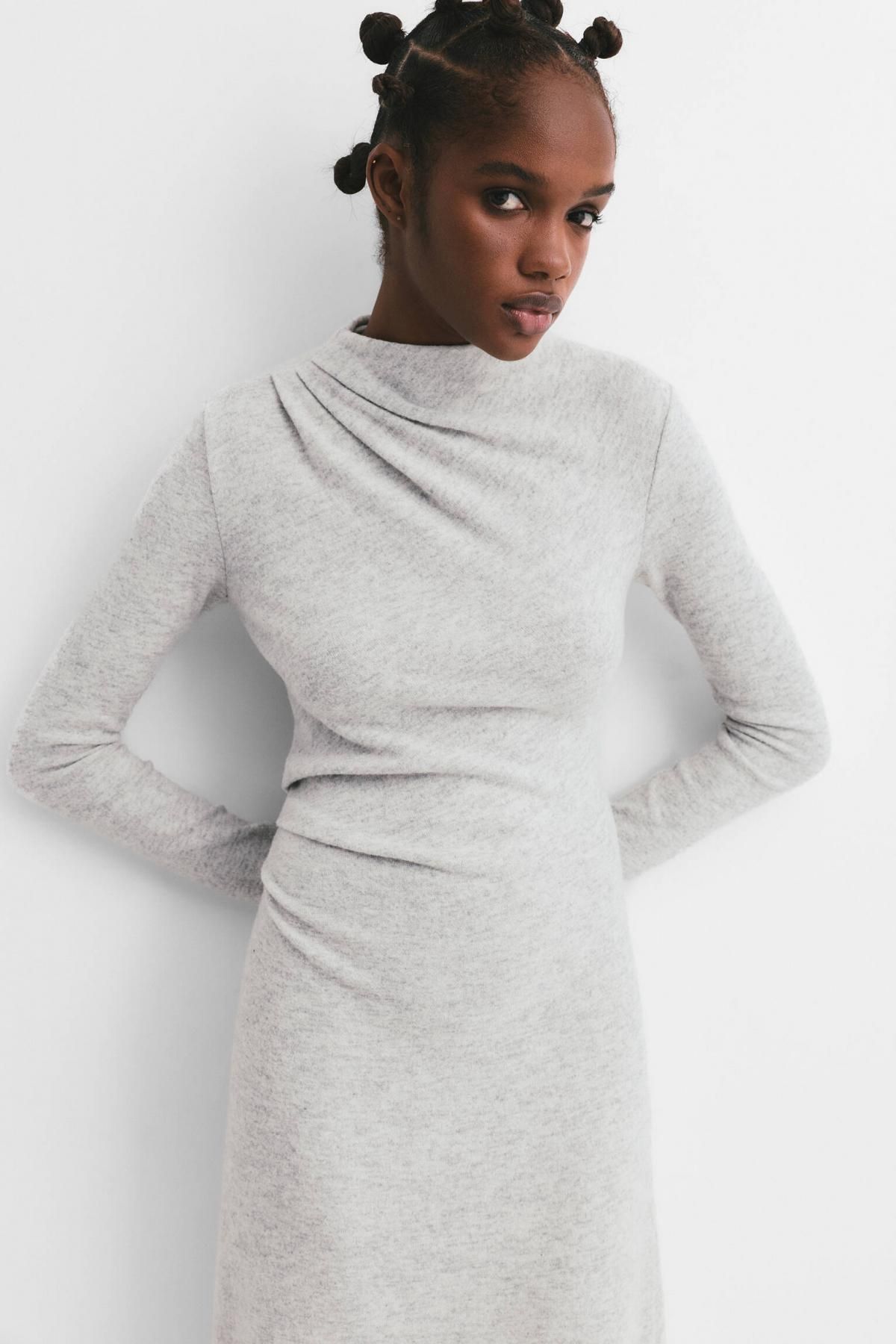 풀앤베어 소프트터치 셔링 라운드넥 미디 원피스 7394/368 PALE GREY - 상세 이미지 4