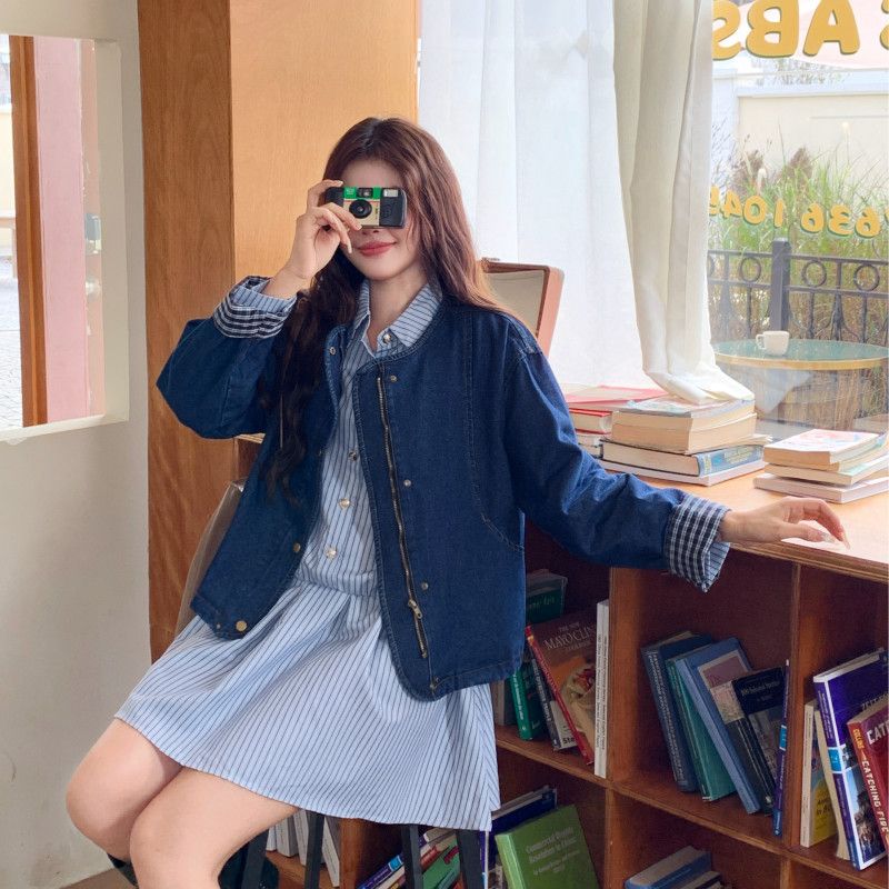 여성 데님 청자켓 가을 복고풍 라운드넥 긴팔 재킷 스타일리시한 외출용 캐주얼 아우터 루즈핏 디자인 편안한 착용감 트렌디한 패션 아이템 - 메인 이미지
