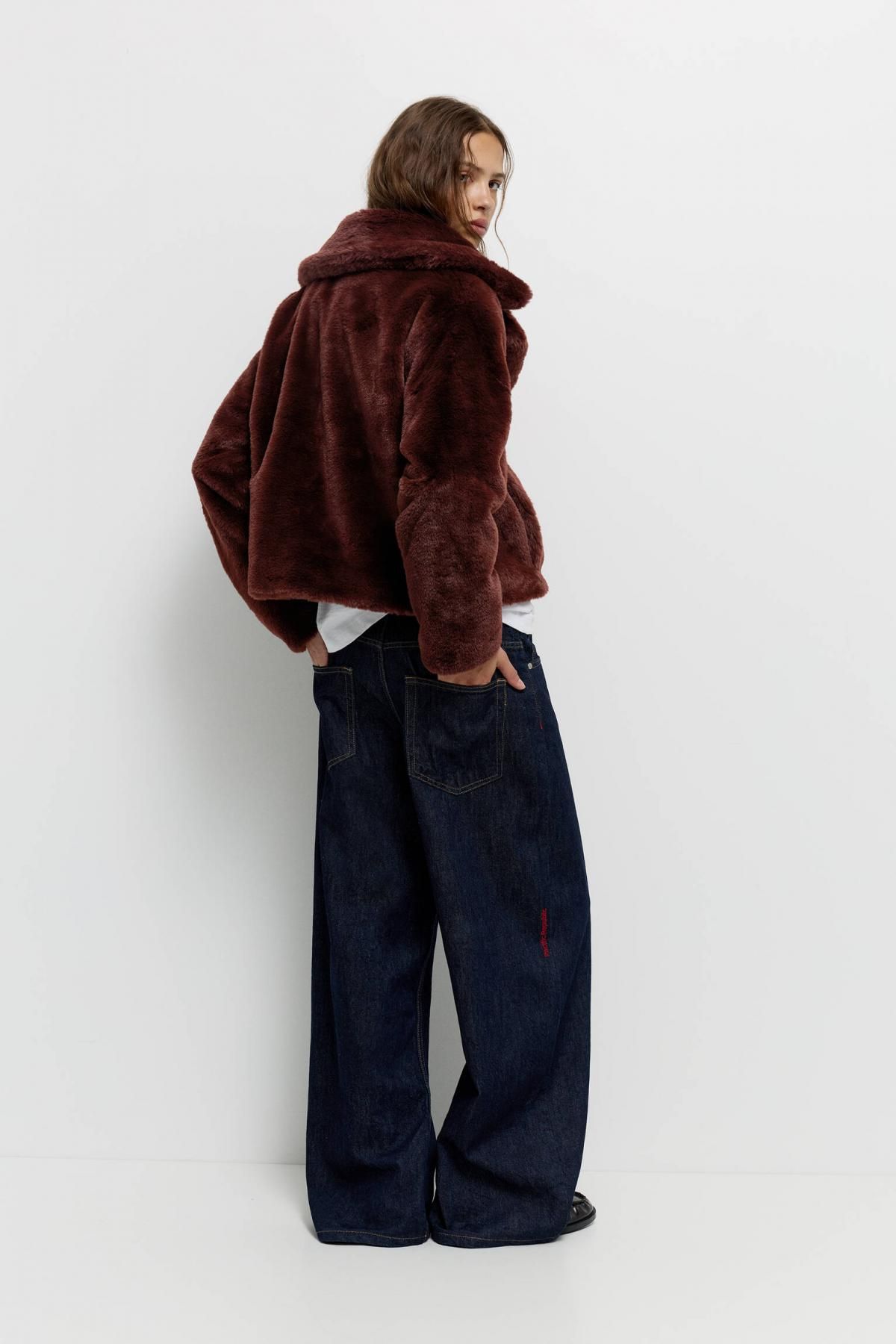 풀앤베어 페이크 퍼 트렌디 브라운 버튼 숏코트 7800/306 BURGUNDY - 상세 이미지 4