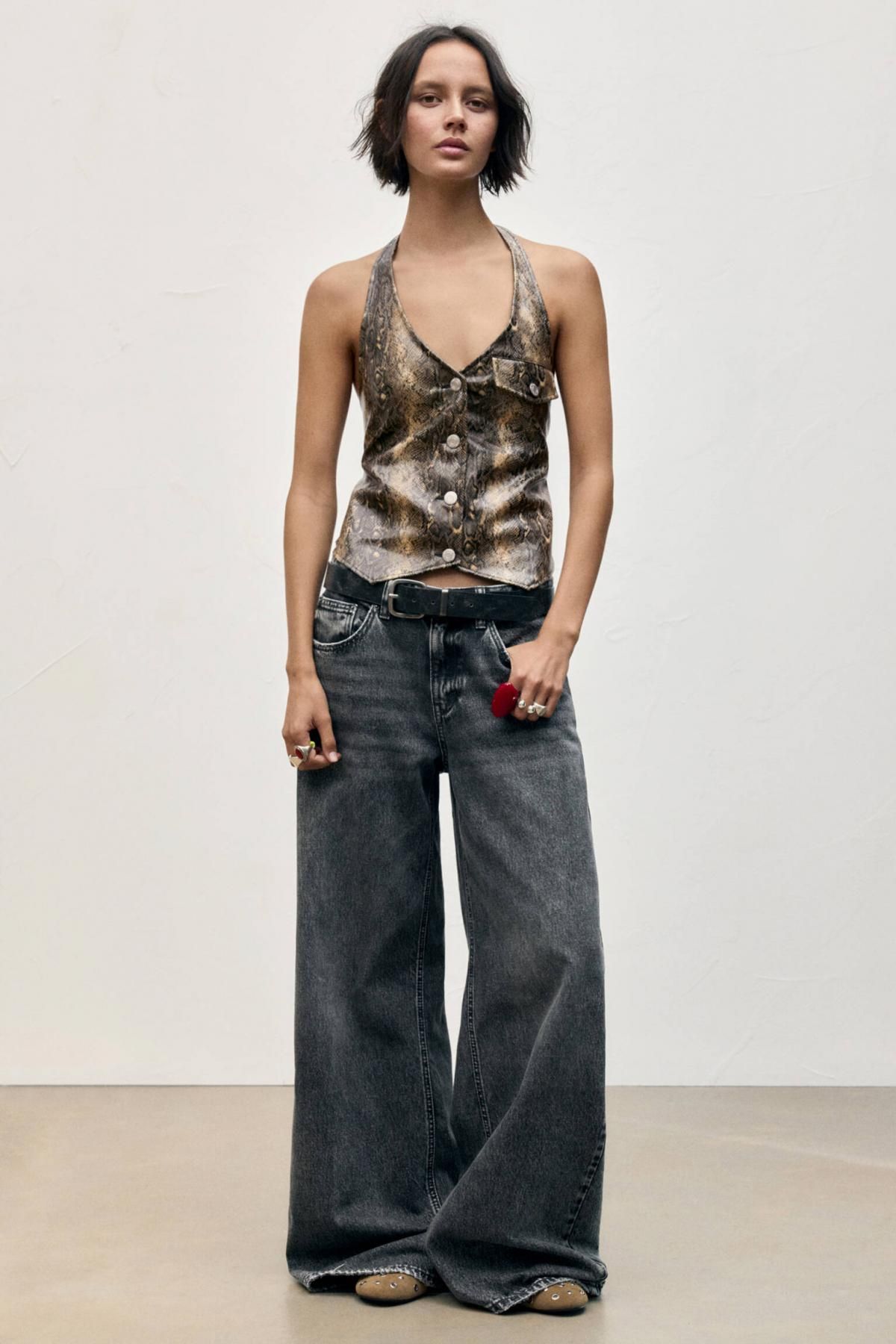 풀앤베어 레더 이펙트 애니멀 프린트 홀터넥 베스트 7472/394 SNAKESKIN PRINT - 상세 이미지 2