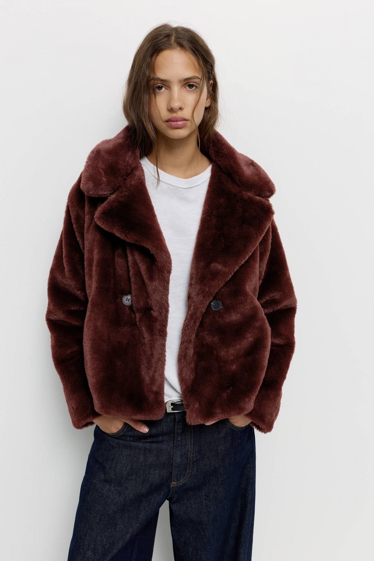 풀앤베어 페이크 퍼 트렌디 브라운 버튼 숏코트 7800/306 BURGUNDY - 상세 이미지 3