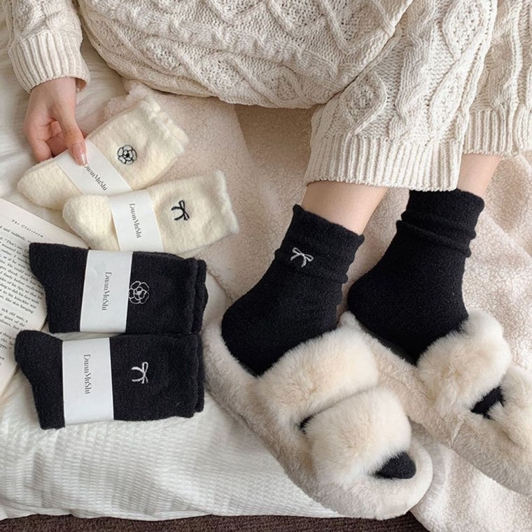 2켤레 수면양말 뚜꺼운 보온 겨울양말 자수 중목 양말 발목양말 여성양말 여자양말 중목양말 - 메인 이미지