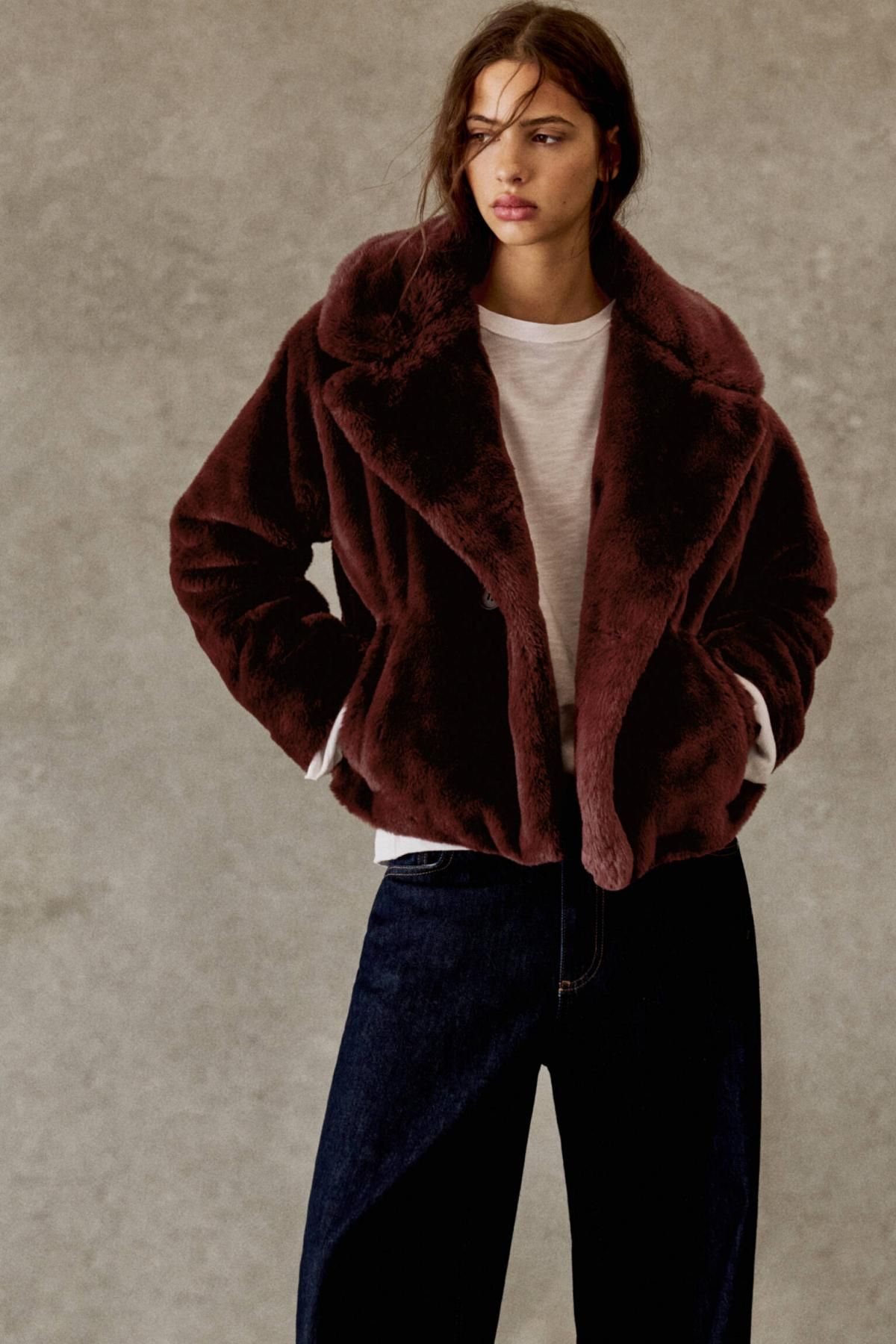 풀앤베어 페이크 퍼 트렌디 브라운 버튼 숏코트 7800/306 BURGUNDY - 상세 이미지 2