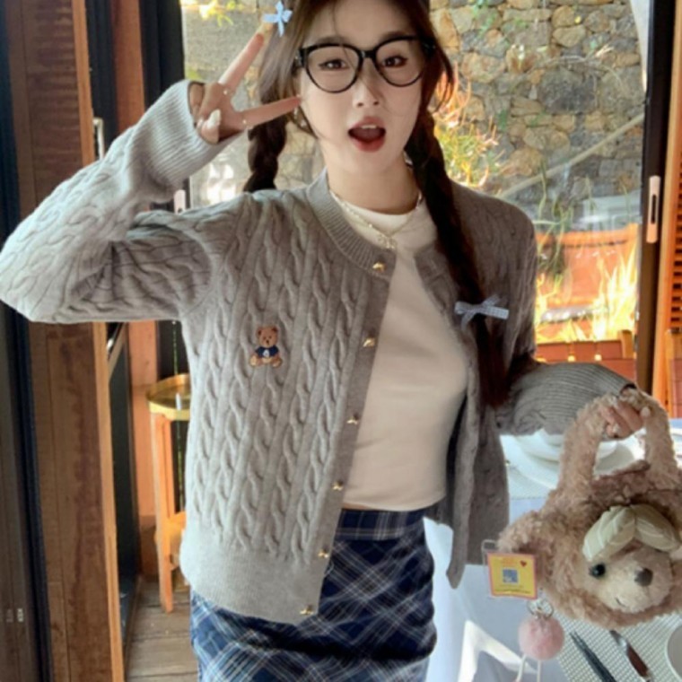 꽈배기 곰돌이자수 하트단추 긴팔가디건 여성 긴팔 가디건 - 메인 이미지
