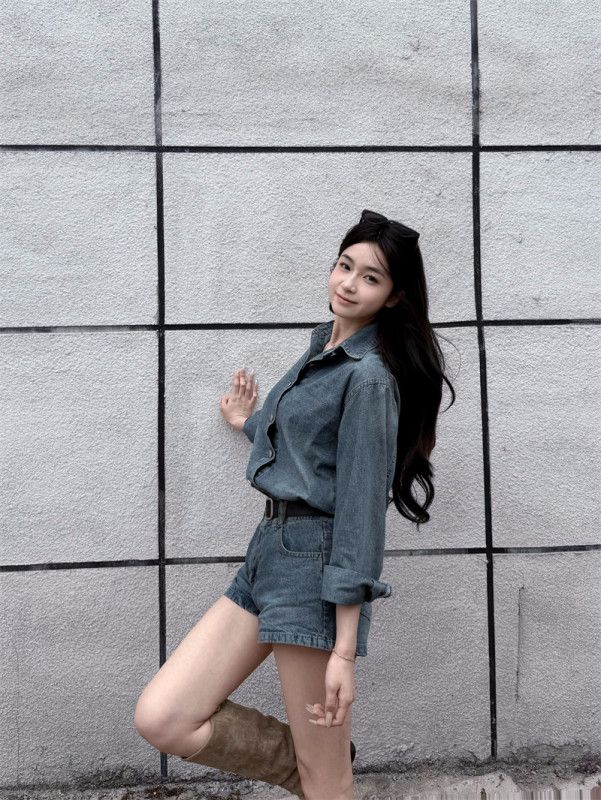 여성 데님 투피스 세트 초가을 캐주얼 정장 스타일 자켓 와이드 레그 반바지 세련된 생지 청청셋업 모던한 디자인 휴양지 코디용 - 상세 이미지 4