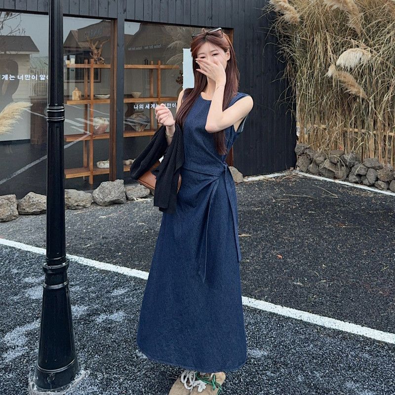 가을 여성용 플리츠 민소매원피스 라운드넥 디자인 롱스커트 스타일 하객룩 데일리룩 모던한 착용감 편안한 질감 고급스러운 데님원피스 - 메인 이미지