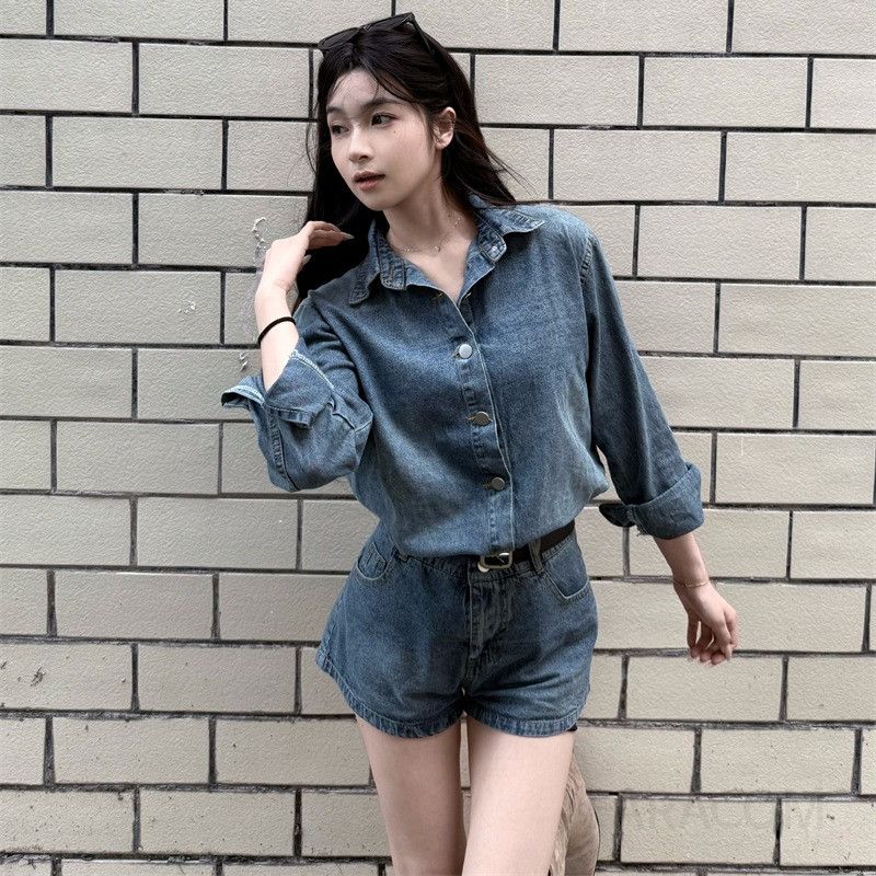여성 데님 투피스 세트 초가을 캐주얼 정장 스타일 자켓 와이드 레그 반바지 세련된 생지 청청셋업 모던한 디자인 휴양지 코디용 - 메인 이미지