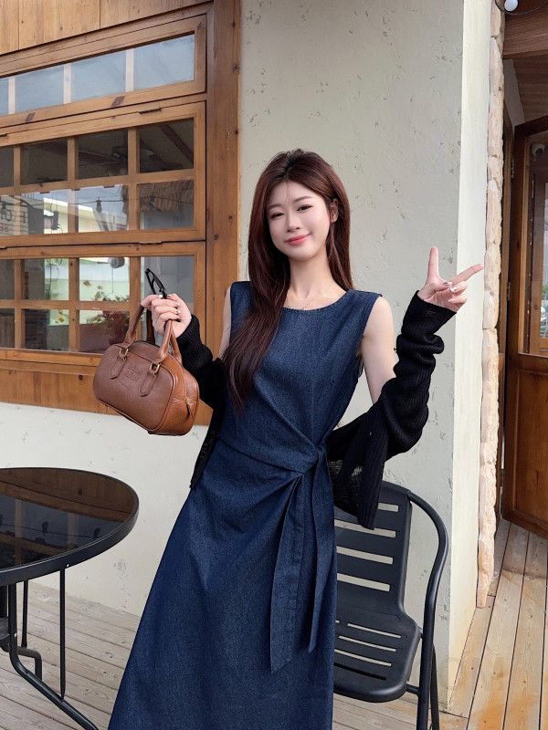 가을 여성용 플리츠 민소매원피스 라운드넥 디자인 롱스커트 스타일 하객룩 데일리룩 모던한 착용감 편안한 질감 고급스러운 데님원피스 - 상세 이미지 2