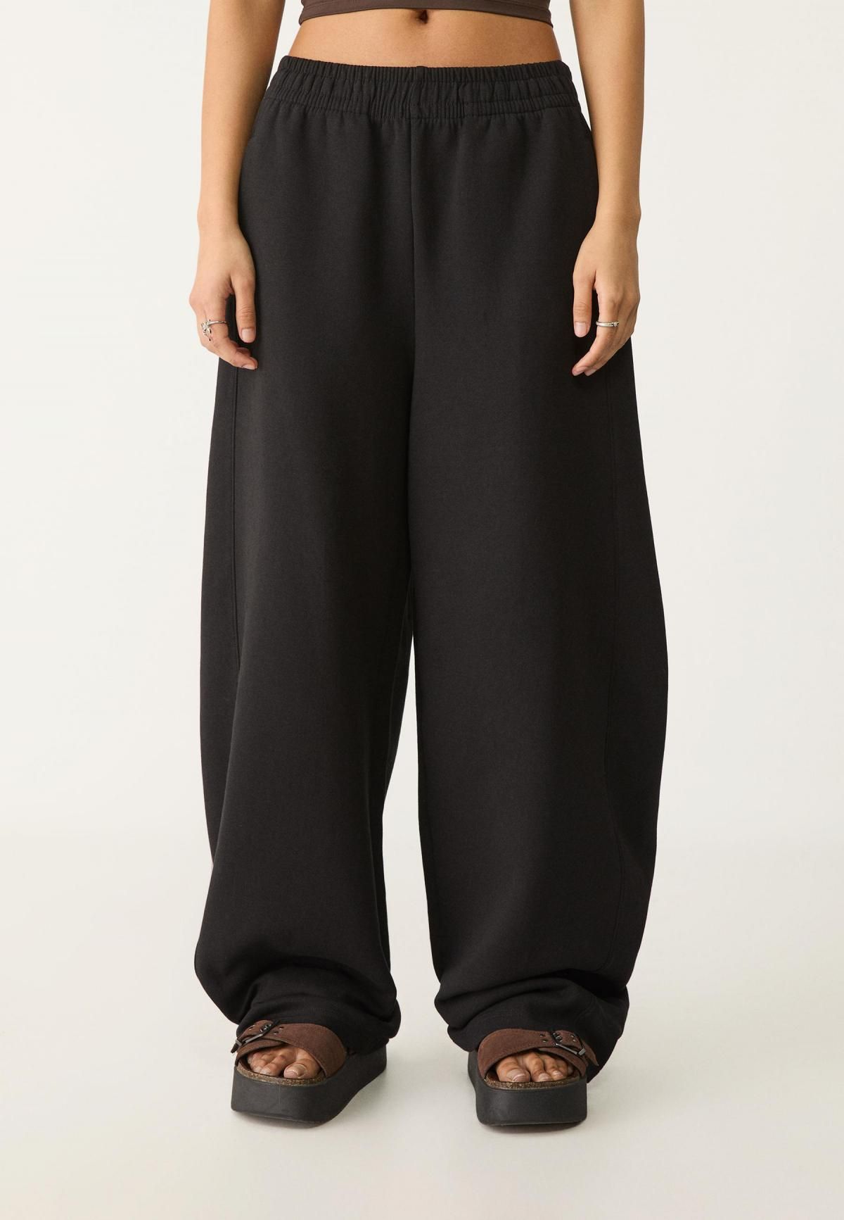 스트라디바리우스 벌룬 와이드핏 테크니컬 플러시 배럴 팬츠 7280/450 BLACK - 상품 이미지