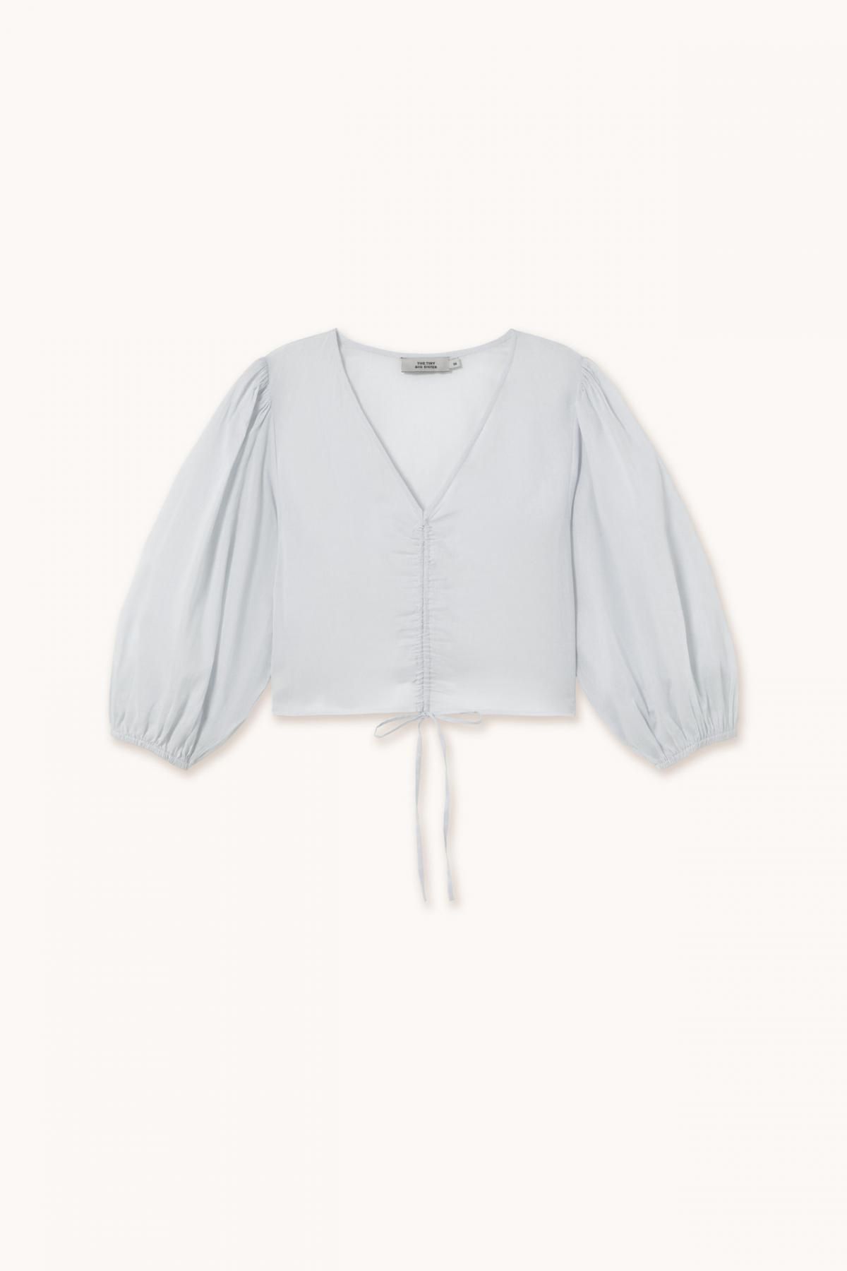 타이니코튼 페미닌 브이넥 퍼프소매 스트링 블라우스 SS25-611L19 AZUL PASTEL - 상품 이미지