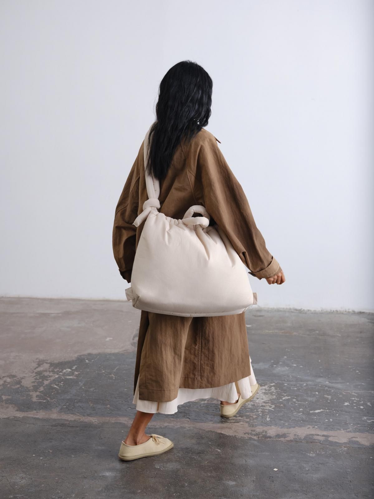 올랜드 소프트 쉐입 라지 멀티백 Large Ona 48389832016207 SAND - 상세 이미지 3