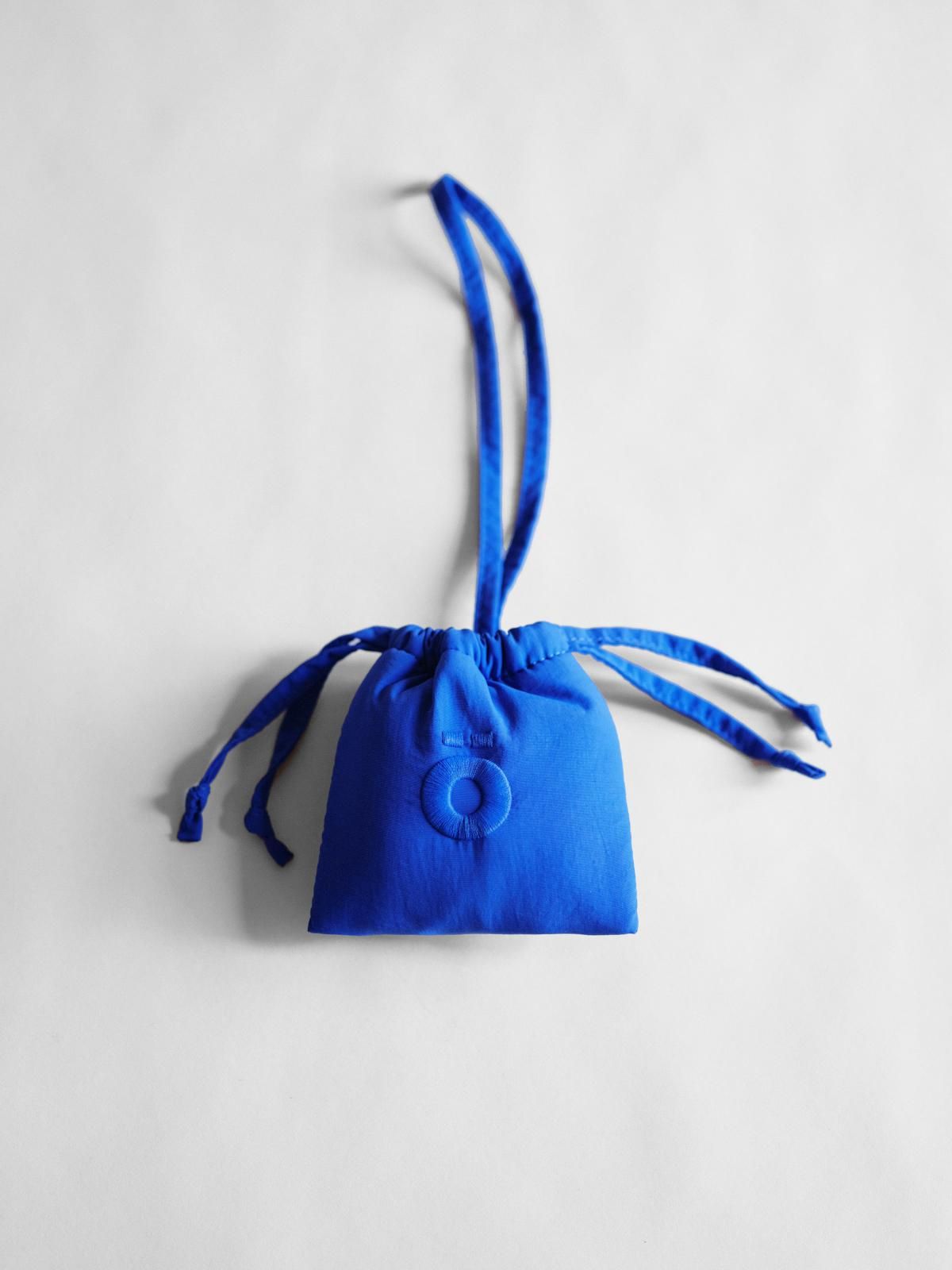 올랜드 미니멀 소프트 드로스트링 파우치 Nano Ona 53528596480335 COBALT BLUE - 메인 이미지