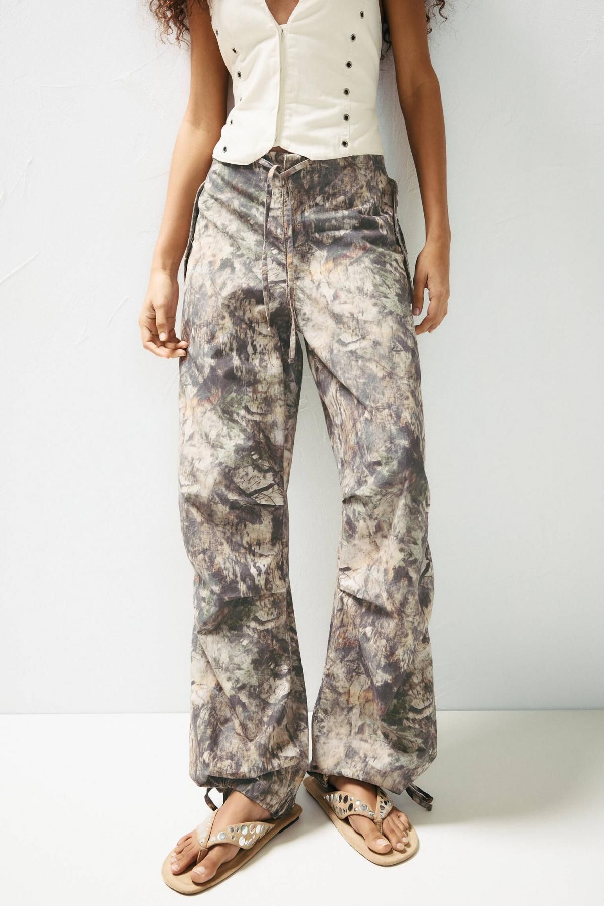 풀앤베어 트렌디 리프 프린트 코튼 패러슈트 팬츠 7674/304 BROWN - 상품 이미지