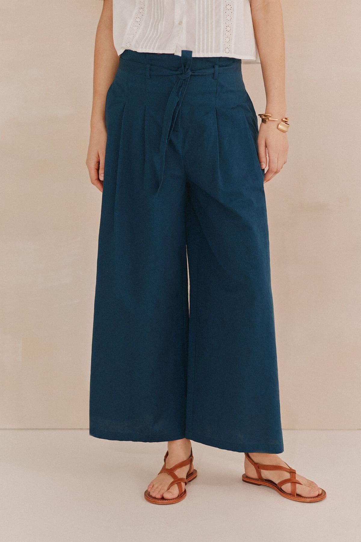 호스 인트로피아 페미닌 와이드 테크니컬 자카드 벨티드 팬츠 6549011 AZUL OSCURO - 상품 이미지