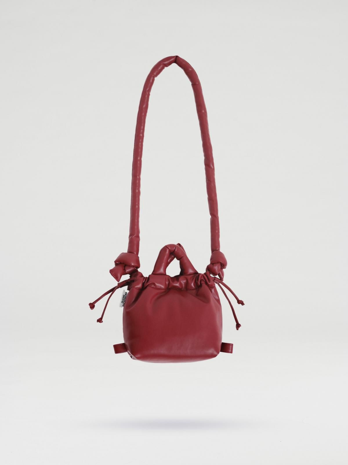 올랜드 비건레더 미니멀 소프트 마이크로 버킷백 49018951041359 CHERRY RED - 상품 이미지