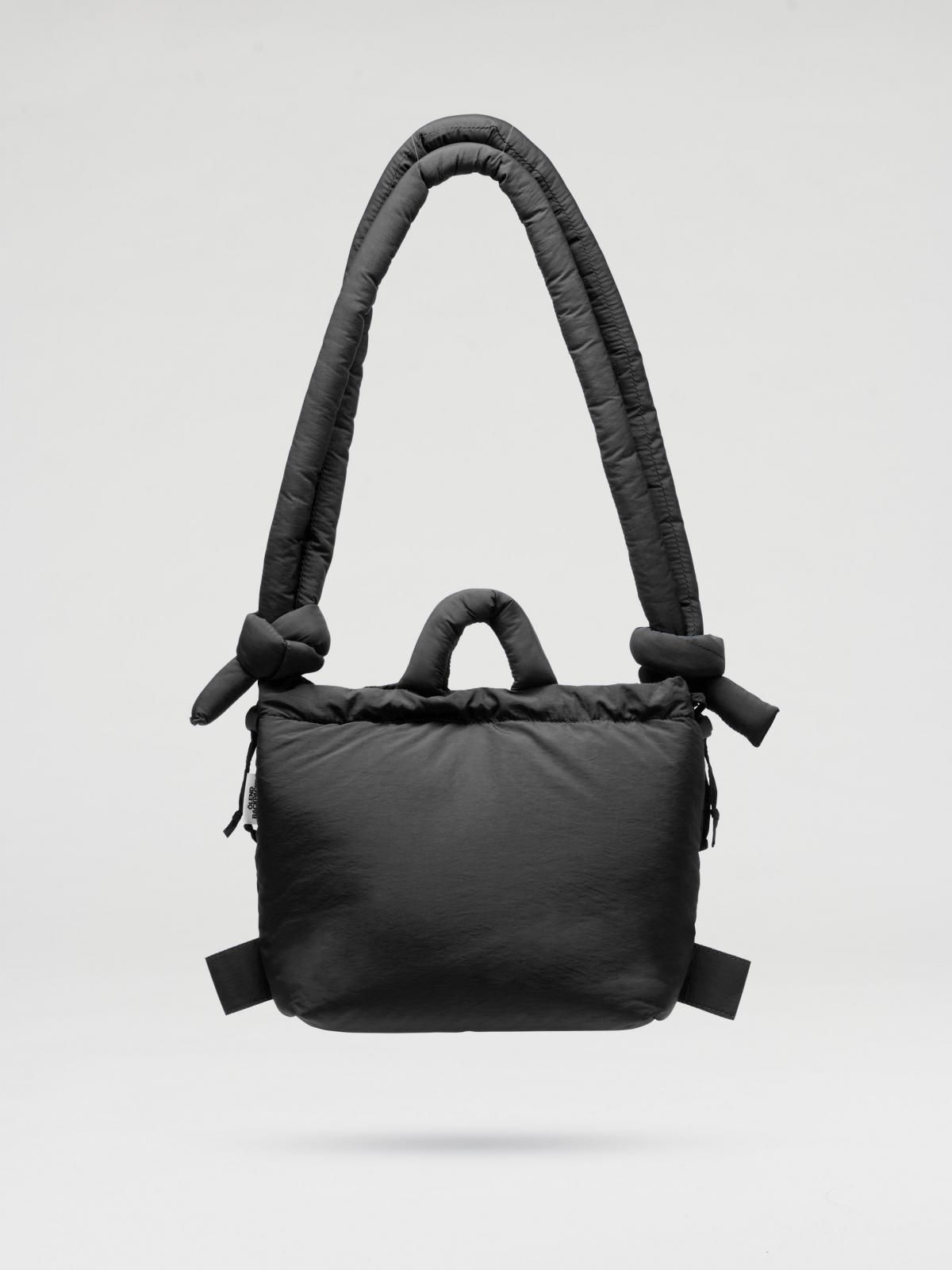 올랜드 소프트 패디드 미니멀 테크니컬 백팩 겸 크로스백 Compact Ona Soft Bag 53529334251855 BLACK - 메인 이미지