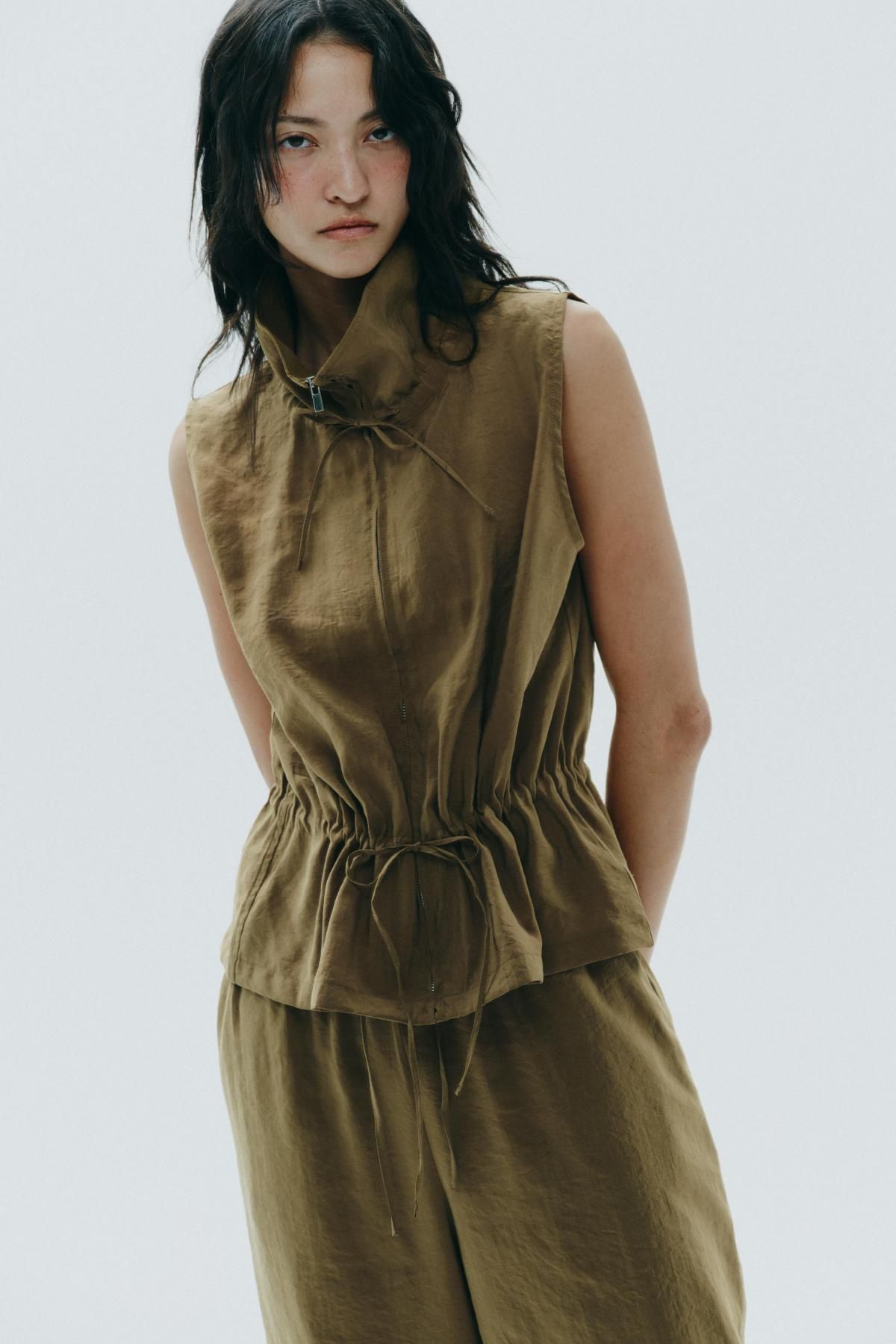 자라 라이트 하이넥 드로스트링 베스트 5427/716 DARK OLIVE - 상세 이미지 3