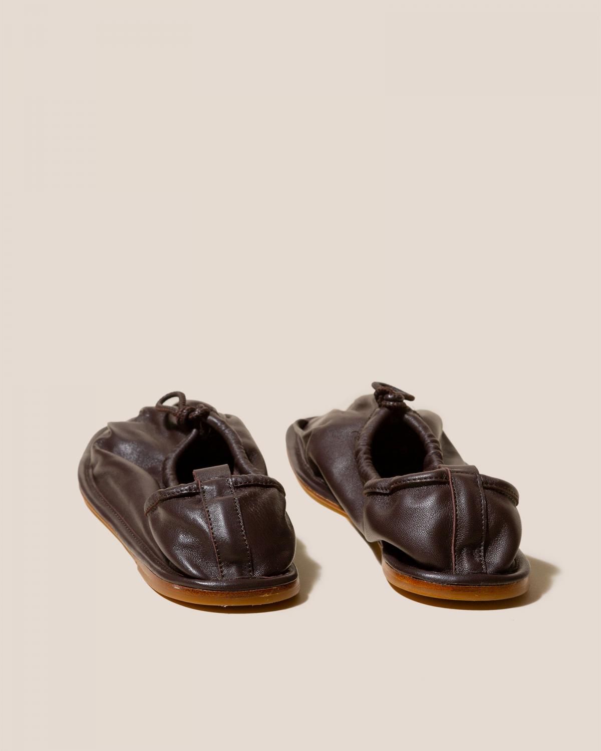 헤레우 푼테라 스퀘어 플리츠토 펌프스 7936299860184 DARK BROWN - 상세 이미지 4