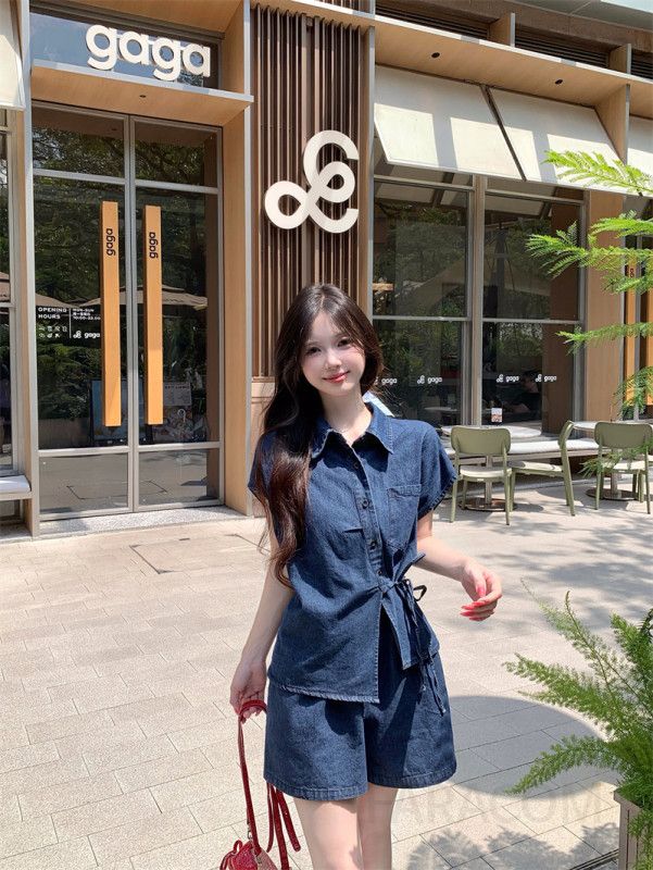 여성 여름 데일리룩 데님 셋업 랩 디자인 반팔 카라 셔츠 블라우스 와이드핏 5부 청반바지 투피스 코디 봄 여름 - 상세 이미지 4