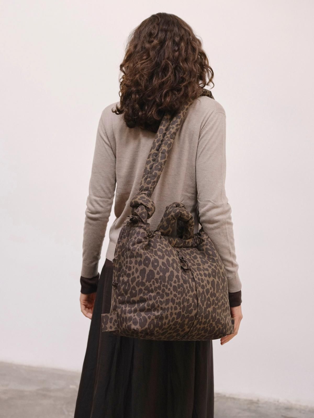 올랜드 레오파드 소프트 나일론 와이드 숄더백 Ona 54280672969039 LEOPARD - 상세 이미지 5
