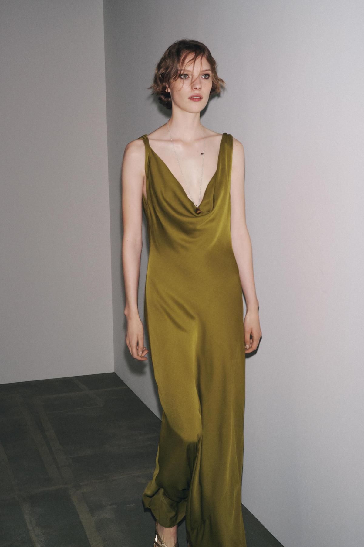 자라 오픈백 슬리브리스 새틴 롱 원피스 2590/987 OLIVE GREEN - 상세 이미지 2