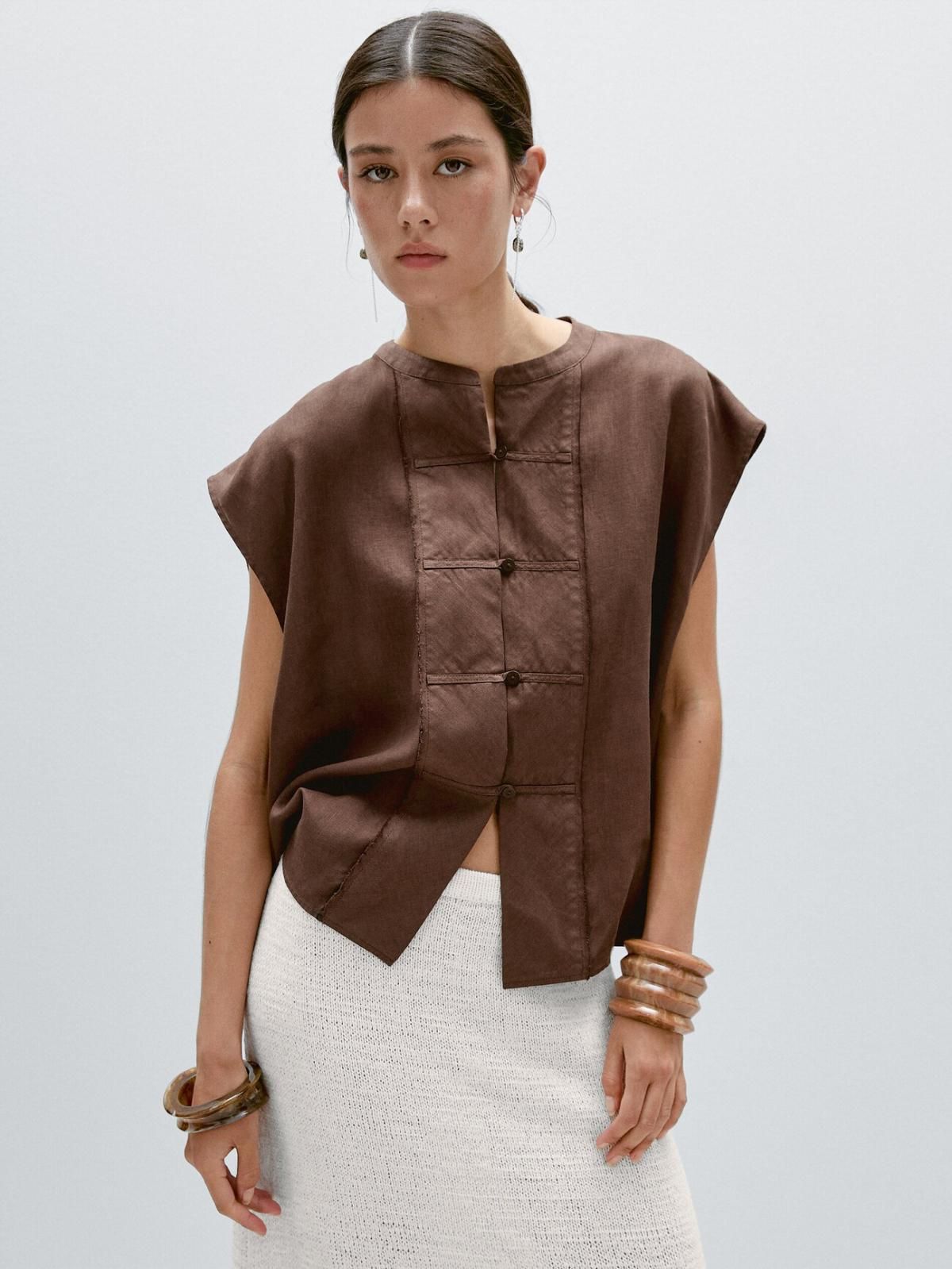 마시모두띠 스탠드카라 체스트 디테일 린넨 미니멀 베스트 5123/724 BROWN - 상세 이미지 2