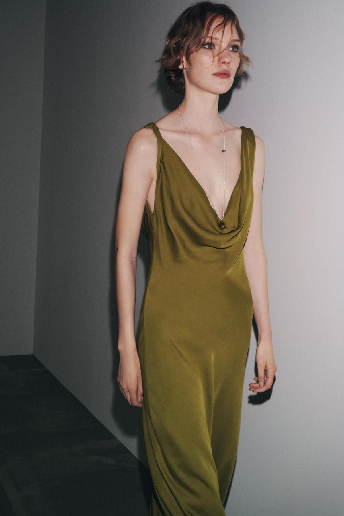 자라 오픈백 슬리브리스 새틴 롱 원피스 2590/987 OLIVE GREEN - 상세 이미지 5