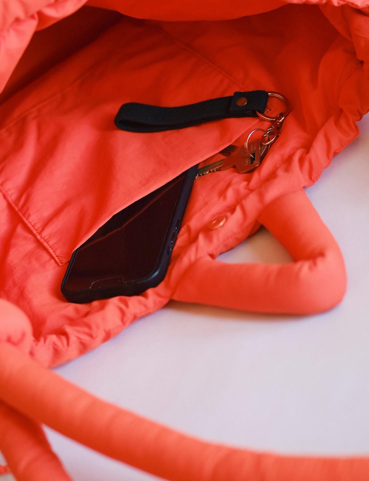 올랜드 빅사이즈 소프트 멀티웨이 숄더백 Large Ona Soft Bag 54713075269967 CHERRY RED - 상세 이미지 4
