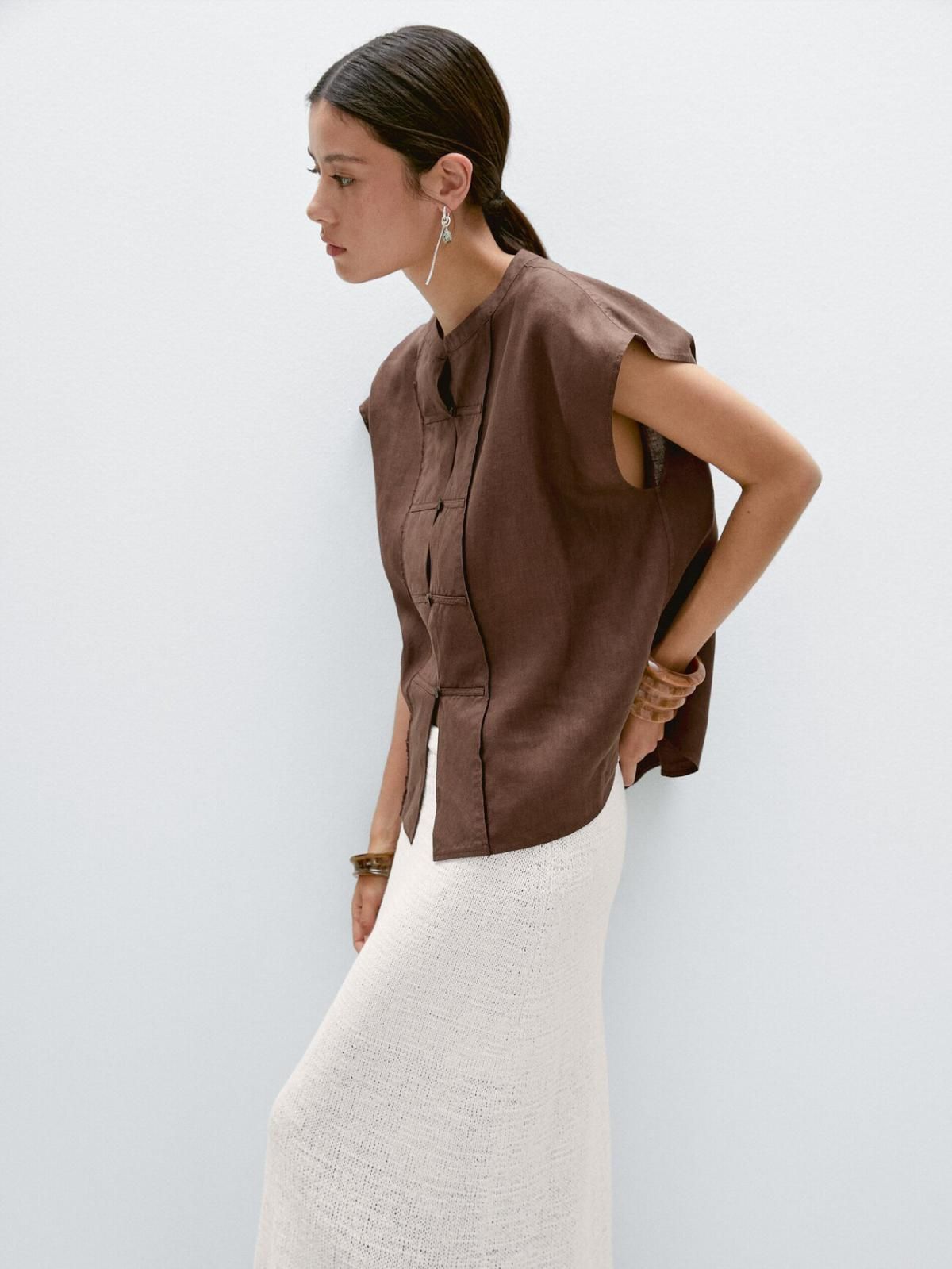 마시모두띠 스탠드카라 체스트 디테일 린넨 미니멀 베스트 5123/724 BROWN - 상세 이미지 3