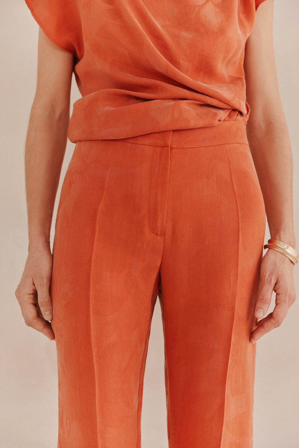 호스 인트로피아 테크니컬 자카드 스트레이트핏 와이드 슬랙스 팬츠 Petra 6549003 NARANJA - 상세 이미지 3