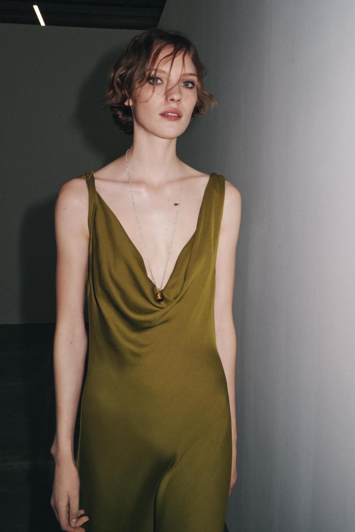 자라 오픈백 슬리브리스 새틴 롱 원피스 2590/987 OLIVE GREEN - 상세 이미지 3