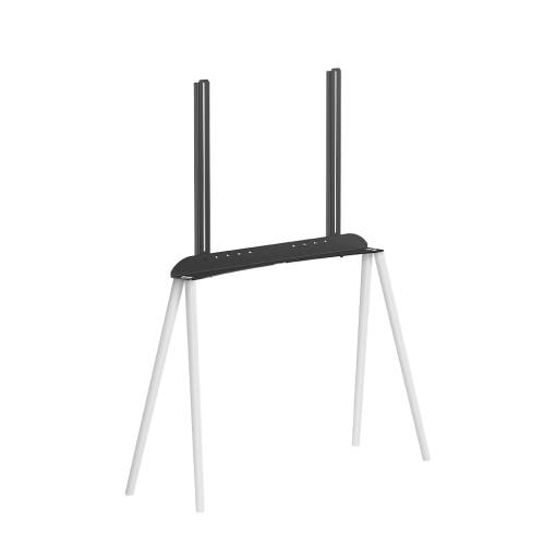 이젤형 TV 스탠드가 고급스러운 거실에 설치된 모습