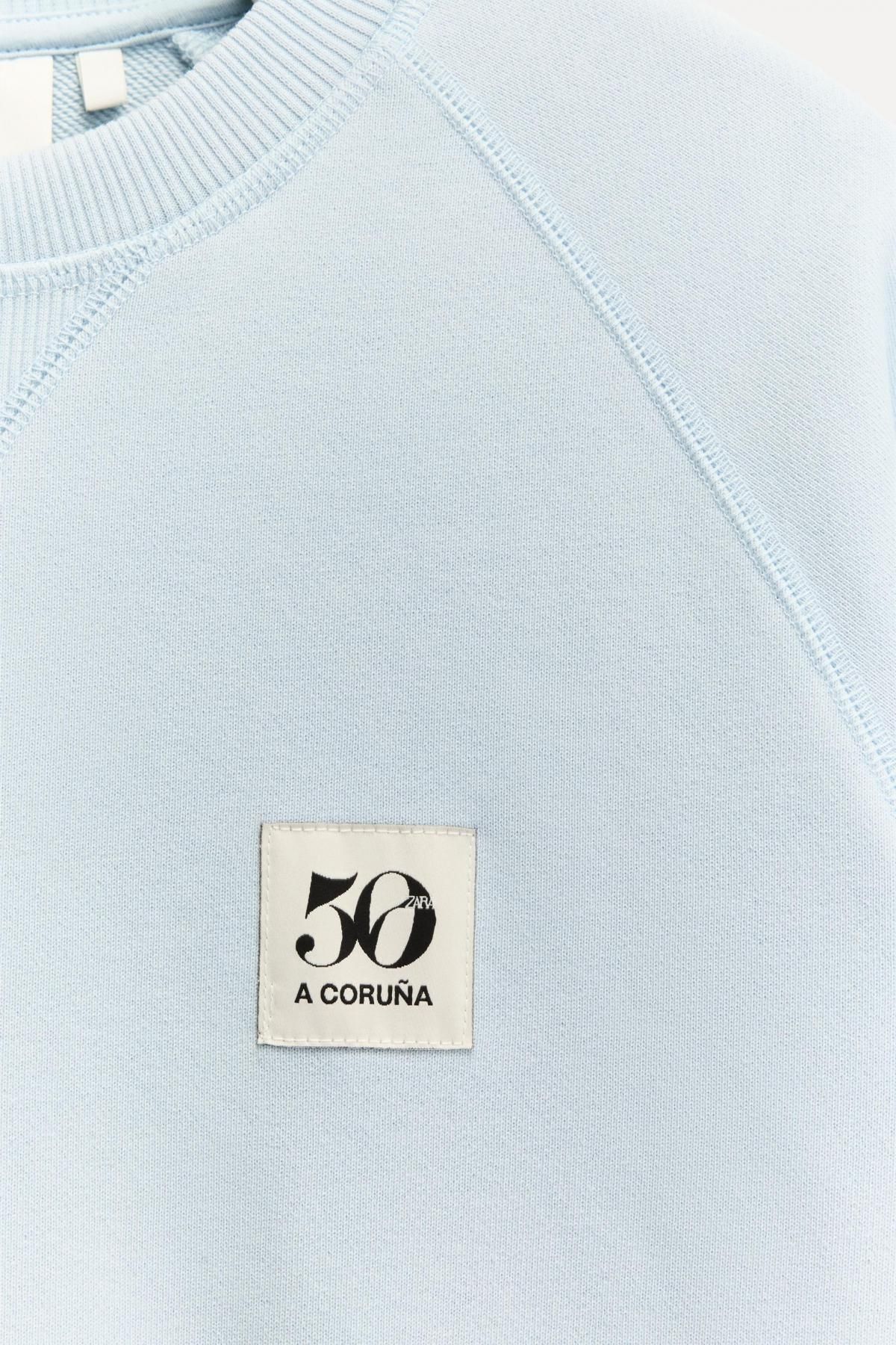 자라 50주년 패치 라운드넥 긴팔 스웨트셔츠 0085/013 LIGHT BLUE - 상세 이미지 3