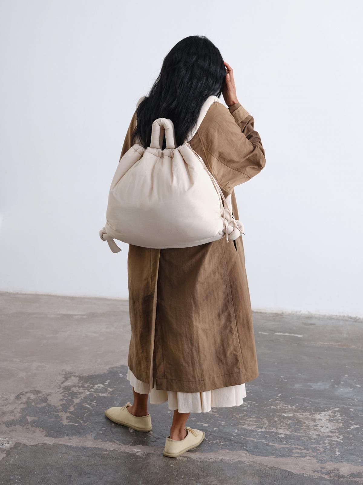 올랜드 소프트 쉐입 라지 멀티백 Large Ona 48389832016207 SAND - 상세 이미지 4