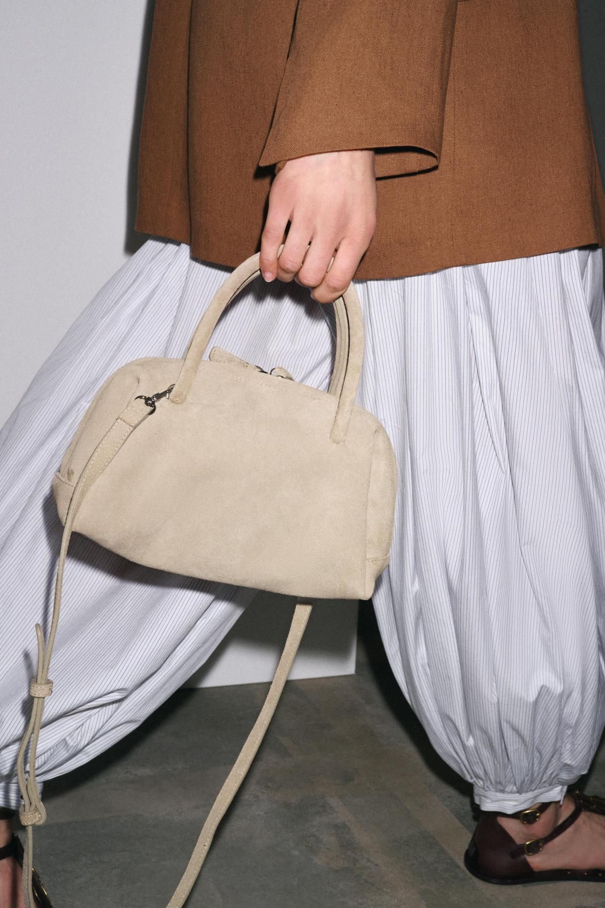 자라 스웨이드 베이직 토트 SPLIT SUEDE BOWLING BAG 6552/610 ECRU - 상세 이미지 4