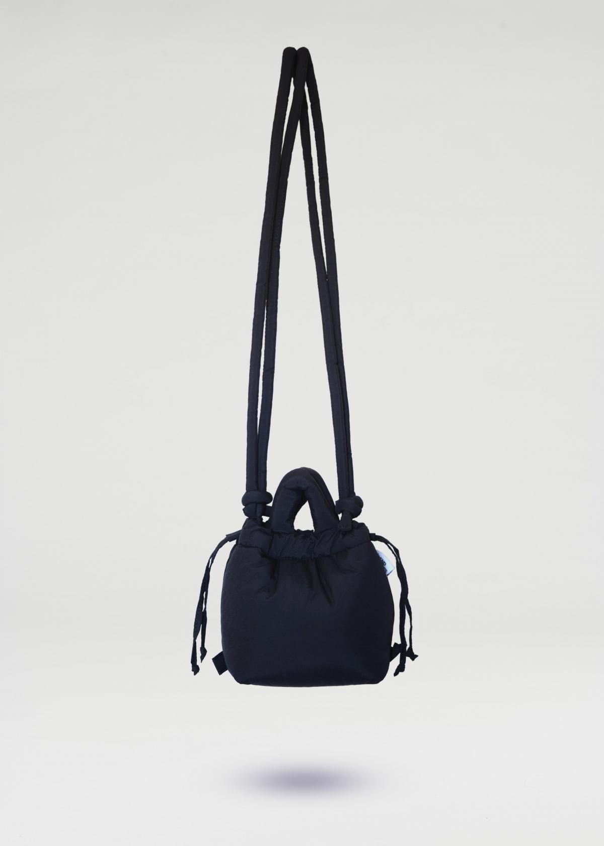 올랜드 미니멀 소프트 마이크로 버킷백 Micro Ona Soft Bag 48343176151375 BLACK - 메인 이미지