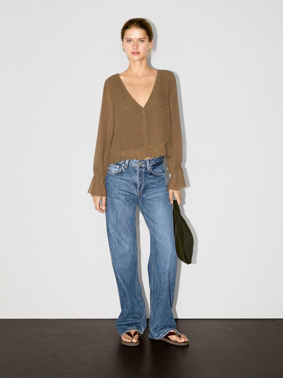 마시모두띠 러플 브이넥 텍스쳐드 시스루 블라우스 5154/972 PALE KHAKI - 상세 이미지 3