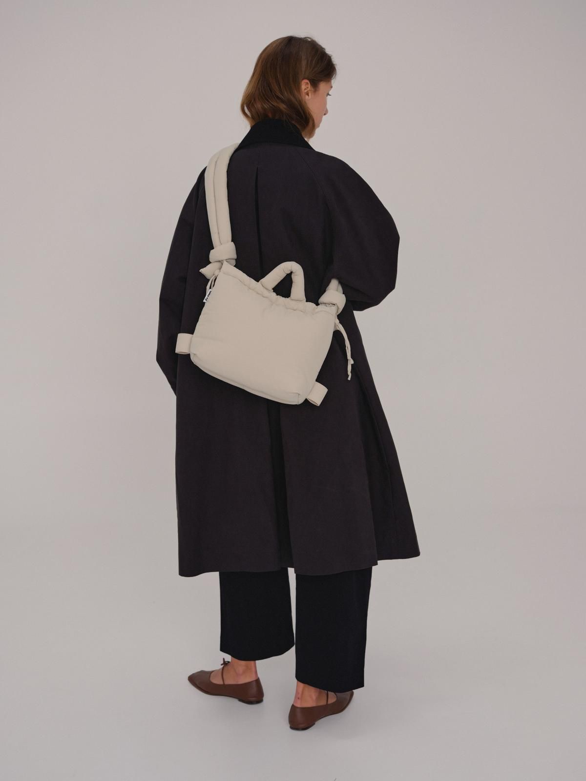 올랜드 미니멀 패디드 소프트 백팩 겸 크로스백 Compact Ona Soft Bag 53529334153551 SAND - 상세 이미지 4