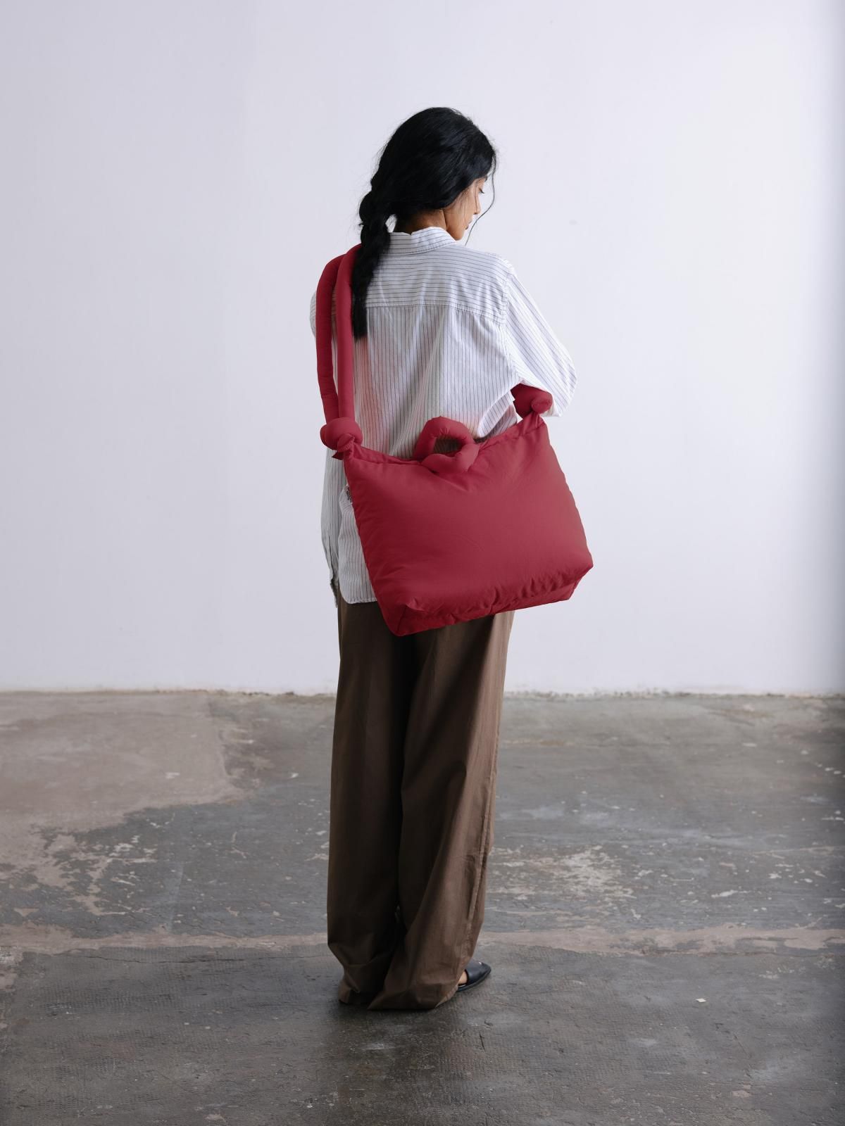 올랜드 소프트 리사이클드나일론 호보백 Ona Pro 54713241338191 CHERRY RED - 상세 이미지 2