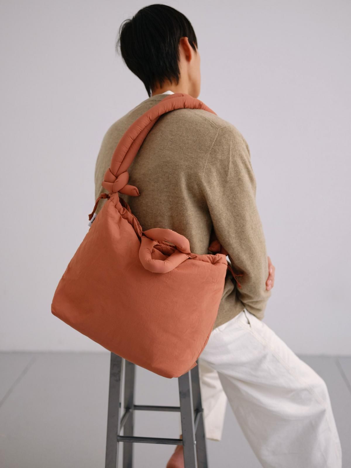 올랜드 소프트 나일론 테크니컬 호보백 Ona 46639190540623 SOFT PEACH - 상세 이미지 3