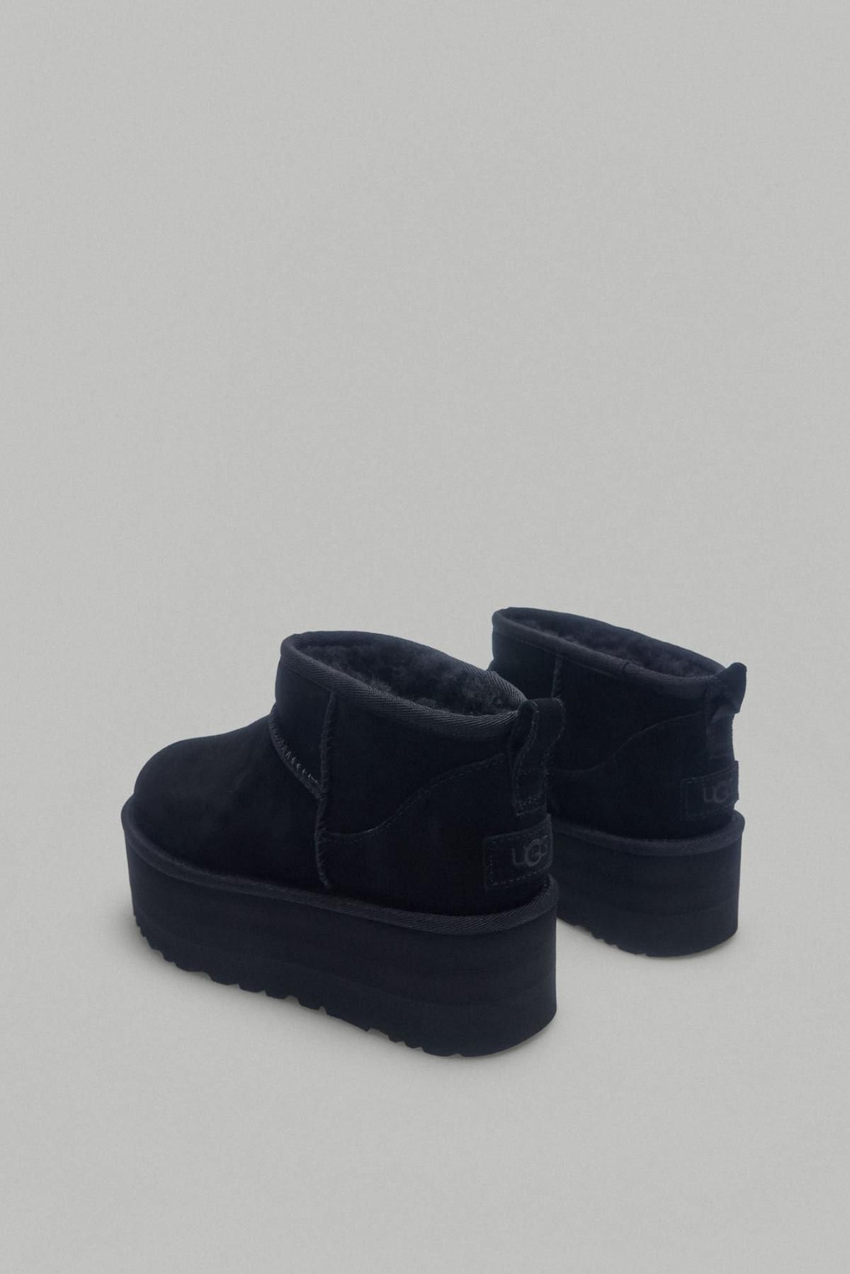 어그 플랫폼 앵클부츠 여성 UGG 클래식 미니 퍼 무톤 9960899 NEGRO - 상세 이미지 2