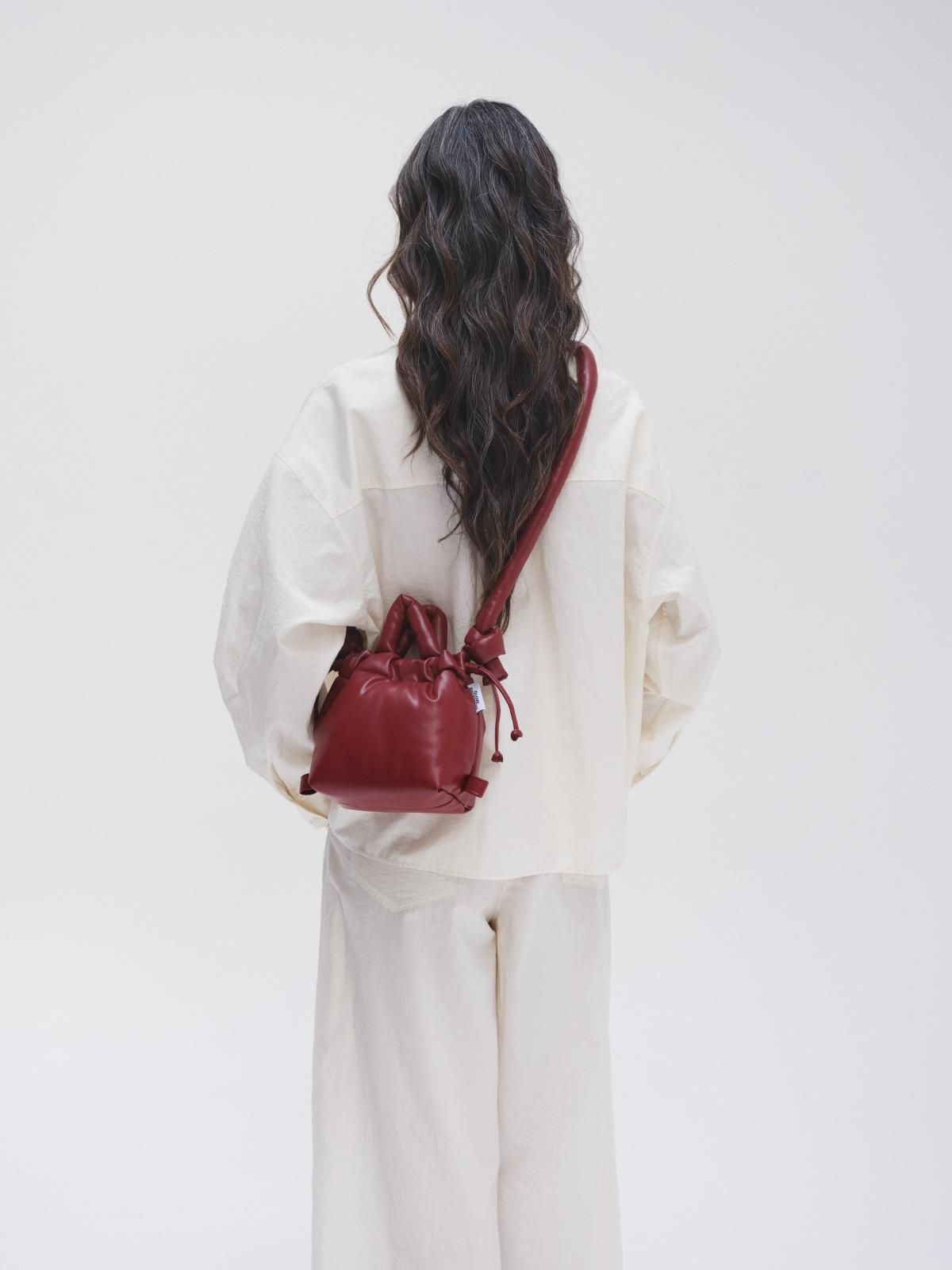 올랜드 비건레더 미니멀 소프트 마이크로 버킷백 49018951041359 CHERRY RED - 상세 이미지 5