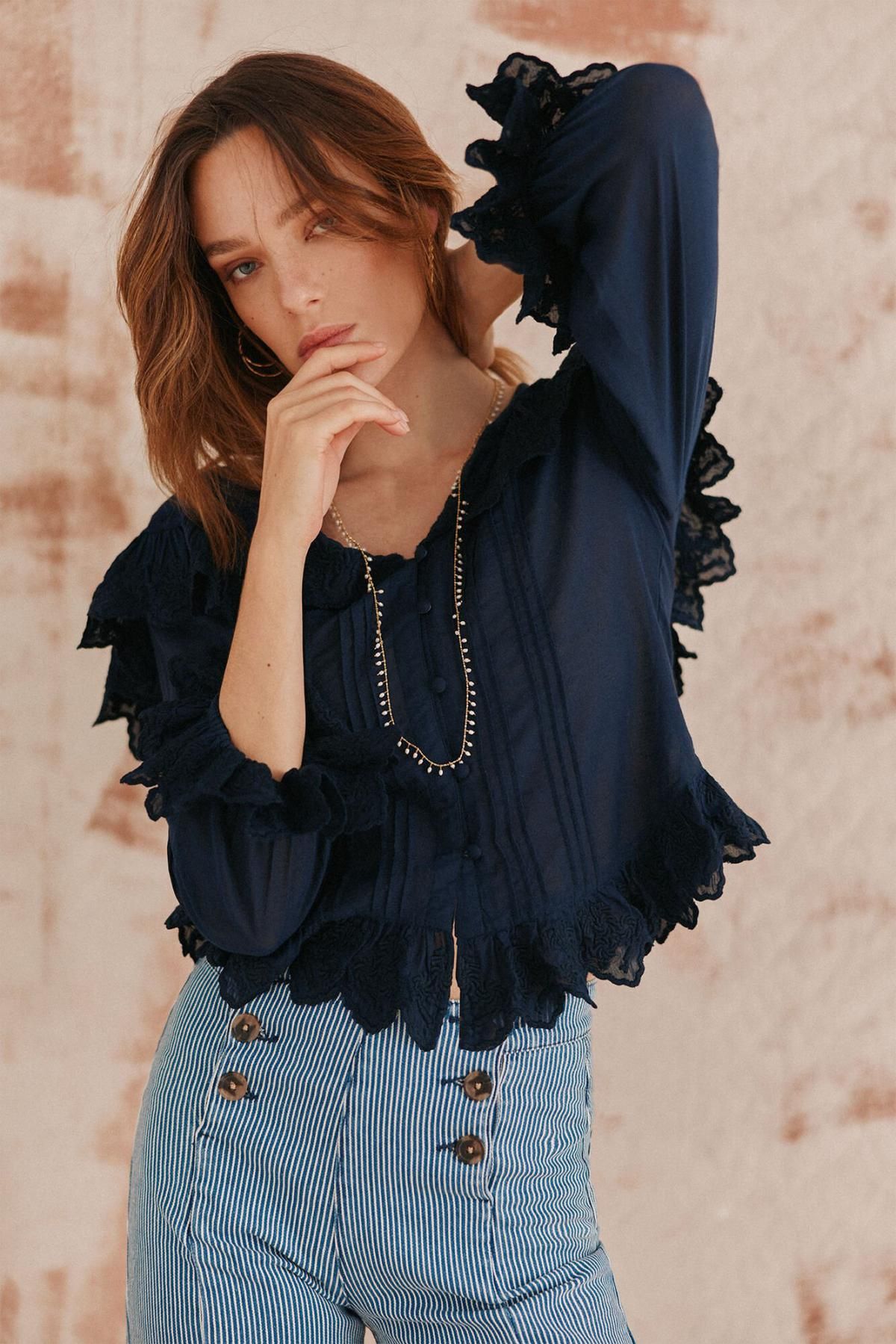 호스 인트로피아 로맨틱 자수 XL카라 러플 블라우스 6289145 AZUL MARINO - 상품 이미지