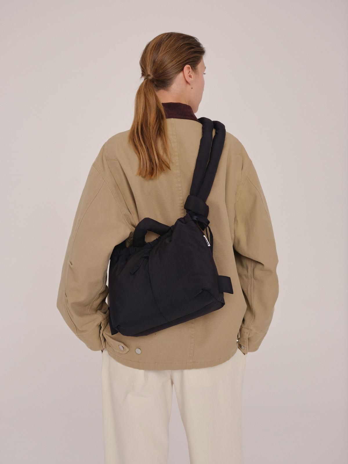 올랜드 소프트 패디드 미니멀 테크니컬 백팩 겸 크로스백 Compact Ona Soft Bag 53529334251855 BLACK - 상세 이미지 5